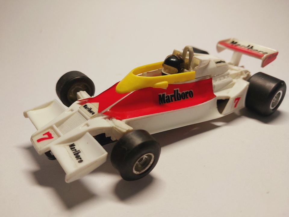 POLISTIL A113 MC LAREN  M26 Marlboro FORD SERIE CHAMPION 175 SCALA 1/32