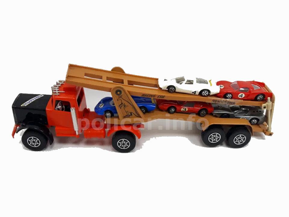 Il camion con i modelli caricati